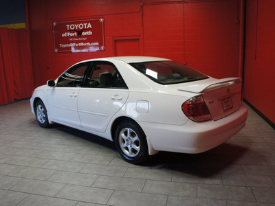 toyota camry 2005 white sedan le gasoline 4 cylinders front wheel drive automatic with overdrive 76116