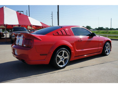 ford mustang 2005 red coupe gt deluxe gasoline 8 cylinders rear wheel drive not specified 77471