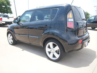 kia soul 2011 black hatchback soul! gasoline 4 cylinders front wheel drive automatic 75087
