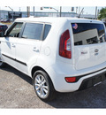 kia soul 2012 white hatchback soul! gasoline 4 cylinders front wheel drive 6 speed manual 78550