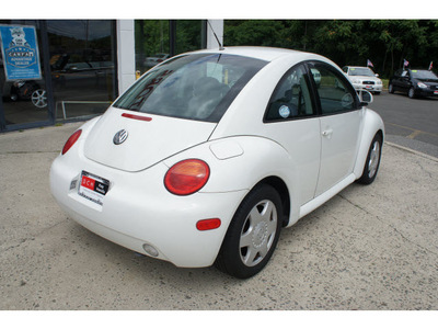 volkswagen new beetle 1998 white coupe gasoline 4 cylinders front wheel drive automatic 07724