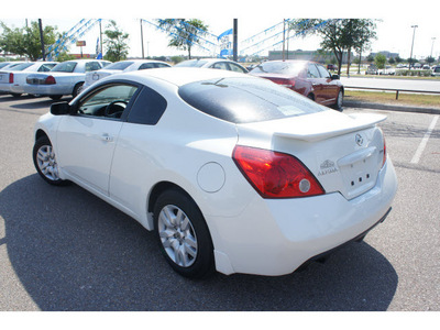 nissan altima 2009 white coupe 2 5 s gasoline 4 cylinders front wheel drive automatic 78539