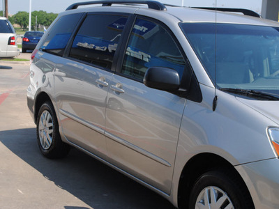 toyota sienna 2010 silver van le 7 passenger gasoline 6 cylinders front wheel drive automatic with overdrive 76022