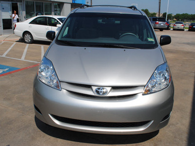 toyota sienna 2010 silver van le 7 passenger gasoline 6 cylinders front wheel drive automatic with overdrive 76022