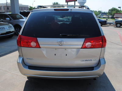 toyota sienna 2010 silver van le 7 passenger gasoline 6 cylinders front wheel drive automatic with overdrive 76022