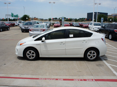toyota prius 2012 white hatchback iii hybrid 4 cylinders front wheel drive cont  variable trans  76053