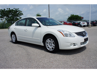nissan altima 2011 white sedan 2 5 s gasoline 4 cylinders front wheel drive automatic 77471