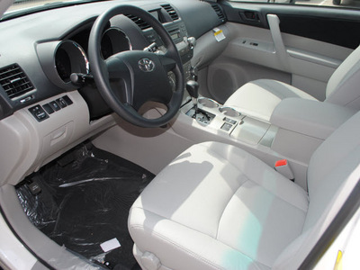 toyota highlander 2012 white suv gasoline 6 cylinders front wheel drive automatic 76053