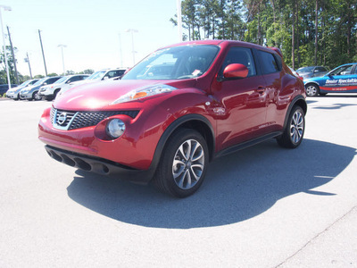 nissan juke 2011 red sv gasoline 4 cylinders front wheel drive 6 speed manual 28557