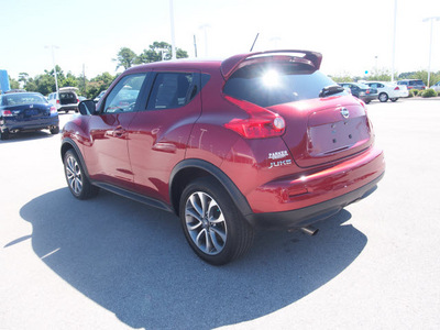 nissan juke 2011 red sv gasoline 4 cylinders front wheel drive 6 speed manual 28557