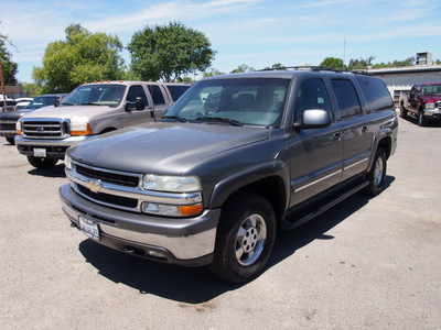 chevrolet suburban 2001 dk  gray suv 1500 4x4 lt gasoline 8 cylinders 4 wheel drive automatic with overdrive 95678