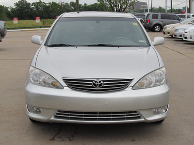 toyota camry 2005 silver sedan xle v6 gasoline 6 cylinders front wheel drive automatic with overdrive 77074