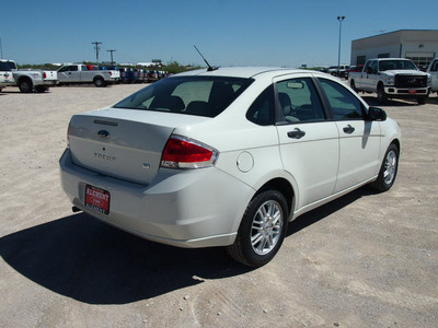 ford focus 2009 white sedan se gasoline 4 cylinders front wheel drive automatic 76234