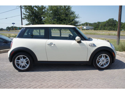 mini cooper 2007 off white hatchback s gasoline 4 cylinders front wheel drive automatic 78006