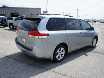 toyota sienna 2011 silver van le 8 passenger gasoline 6 cylinders front wheel drive automatic 76011