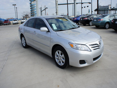 toyota camry 2011 silver sedan le 4 cylinders front wheel drive automatic 76011