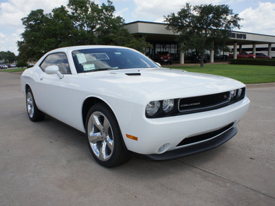 dodge challenger 2011 white coupe r t plus gasoline 8 cylinders rear wheel drive automatic 76011