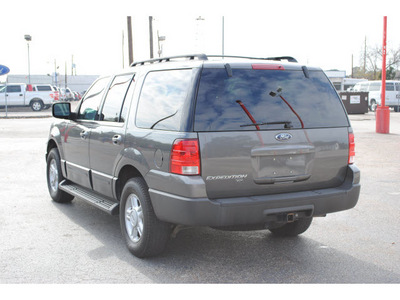 ford expedition 2005 gray suv xlt gasoline 8 cylinders rear wheel drive automatic with overdrive 77008