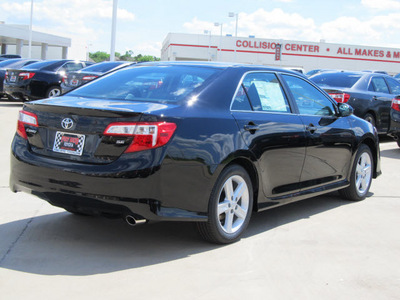 toyota camry 2012 black sedan se gasoline 4 cylinders front wheel drive automatic with overdrive 77469