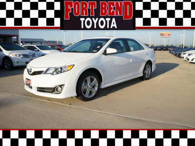 toyota camry 2012 white sedan se gasoline 4 cylinders front wheel drive automatic 77469