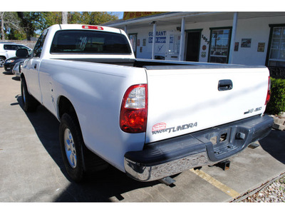 toyota tundra 2005 white gasoline 8 cylinders 4 wheel drive automatic with overdrive 77515
