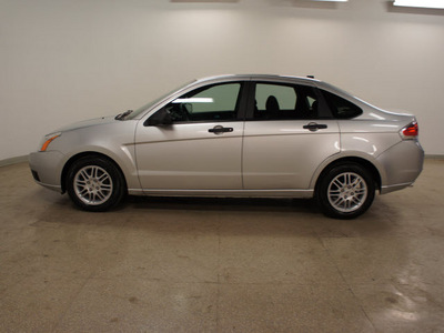 ford focus 2010 silver sedan se gasoline 4 cylinders front wheel drive automatic 75219