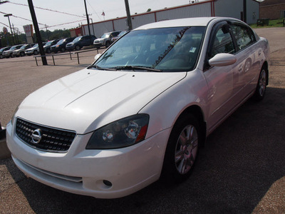 nissan altima 2006 white sedan 2 5 s gasoline 4 cylinders front wheel drive automatic 77301
