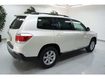 toyota highlander 2012 white suv se gasoline 4 cylinders front wheel drive automatic 91731