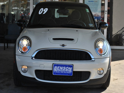 mini cooper 2009 off white hatchback s gasoline 4 cylinders front wheel drive automatic 78216