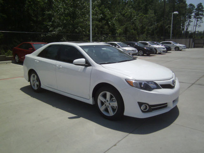 toyota camry 2012 white sedan se gasoline 4 cylinders front wheel drive automatic 75569