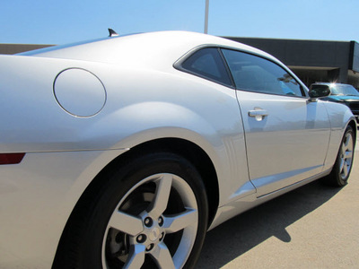 chevrolet camaro 2011 silver coupe lt gasoline 6 cylinders rear wheel drive automatic with overdrive 77074