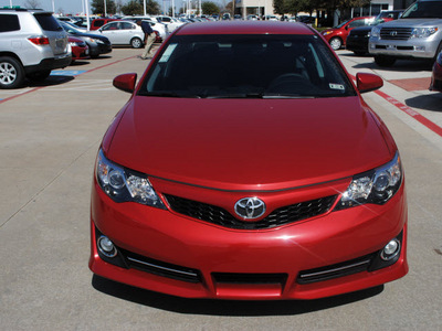 toyota camry 2012 red sedan se gasoline 4 cylinders front wheel drive automatic 76053