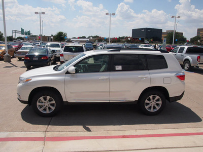 toyota highlander 2012 white suv se gasoline 6 cylinders front wheel drive 5 speed automatic 76053