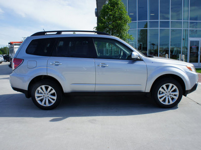 subaru forester 2012 silver wagon 2 5x premium gasoline 4 cylinders all whee drive automatic 75070