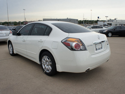 nissan altima 2012 white sedan 2 5 s gasoline 4 cylinders front wheel drive cont  variable trans  75150