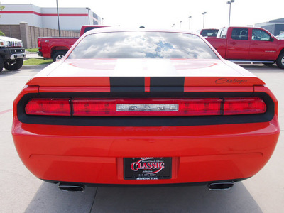 dodge challenger 2010 orange coupe r t gasoline 8 cylinders rear wheel drive automatic 76018