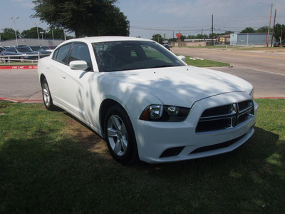 dodge charger 2011 white sedan se gasoline 6 cylinders rear wheel drive automatic 75067