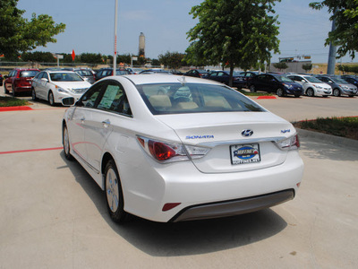 hyundai sonata hybrid 2012 white sedan 4dr sdn 2 4l hyb at hybrid 4 cylinders front wheel drive automatic 75070