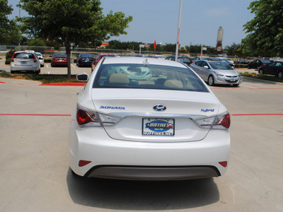 hyundai sonata hybrid 2012 white sedan 4dr sdn 2 4l hyb at hybrid 4 cylinders front wheel drive automatic 75070