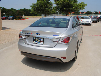 hyundai sonata hybrid 2012 silver sedan 4dr sdn 2 4l hyb at hybrid 4 cylinders front wheel drive automatic 75070