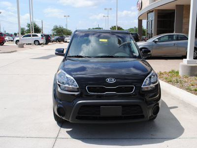 kia soul 2012 black wagon 5dr wgn mt gasoline 4 cylinders front wheel drive 6 speed manual 75070