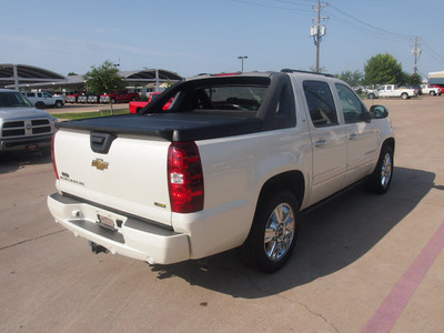 chevrolet avalanche 2009 white suv ltz flex fuel 8 cylinders 4 wheel drive automatic 76049