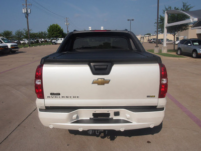 chevrolet avalanche 2009 white suv ltz flex fuel 8 cylinders 4 wheel drive automatic 76049