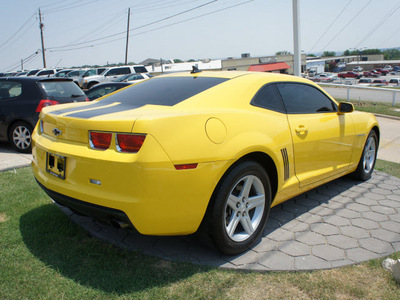 chevrolet camaro 2010 yellow coupe 1lt gasoline 6 cylinders rear wheel drive 6 speed automatic 76108