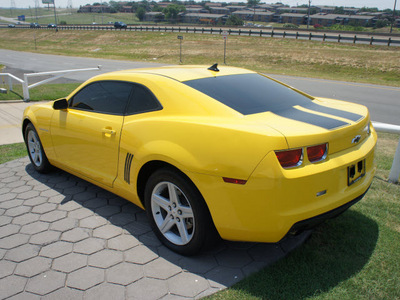 chevrolet camaro 2010 yellow coupe 1lt gasoline 6 cylinders rear wheel drive 6 speed automatic 76108
