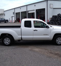 toyota tacoma 2007 white gasoline 4 cylinders rear wheel drive automatic 75672