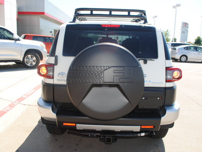 toyota fj cruiser 2012 white suv gasoline 6 cylinders 4 wheel drive automatic 76053