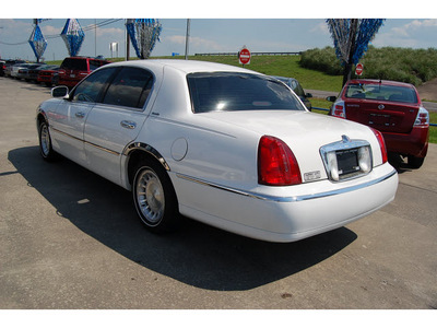 lincoln town car 1999 white sedan executive gasoline v8 rear wheel drive automatic with overdrive 77627