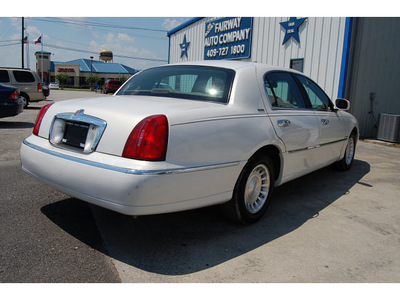 lincoln town car 2001 white sedan executive gasoline 8 cylinders rear wheel drive automatic with overdrive 77627