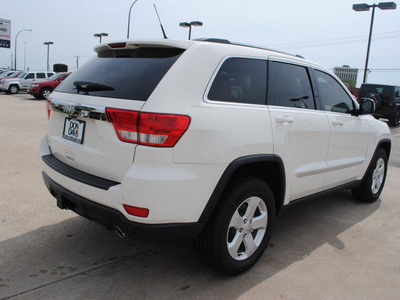 jeep grand cherokee 2011 white suv laredo gasoline 8 cylinders 2 wheel drive automatic 76011